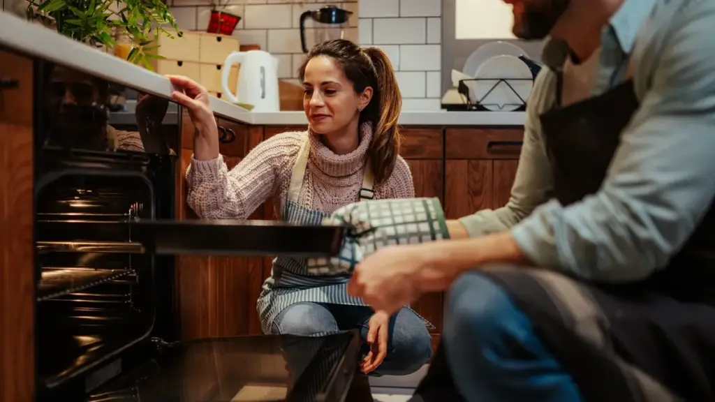 Airfryer of oven? Nieuwe berekeningen tonen waarom veel huishoudens onnodig teveel elektriciteit betalen